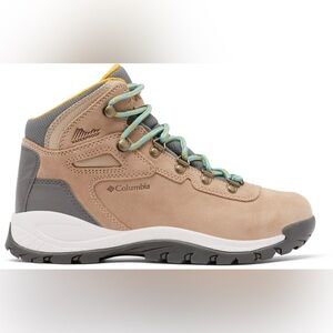 New in Box Women’s Columbia Hiking Boots